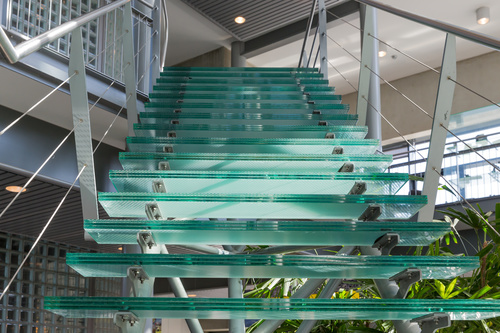 Jakie schody wybrać, aby były funkcjonalne i jednocześnie dekorowały wnętrze